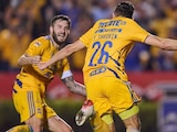 Los franceses André-Pierre Gignac y Florian Thauvin festejan un gol de Tigres en el pasado torneo de la Liga MX.