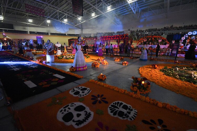 En la tradición, la comida de la ofrenda de Día de Muertos tiene que estar caliente ya que es el vapor de ésta lo que atrae a los difuntos.