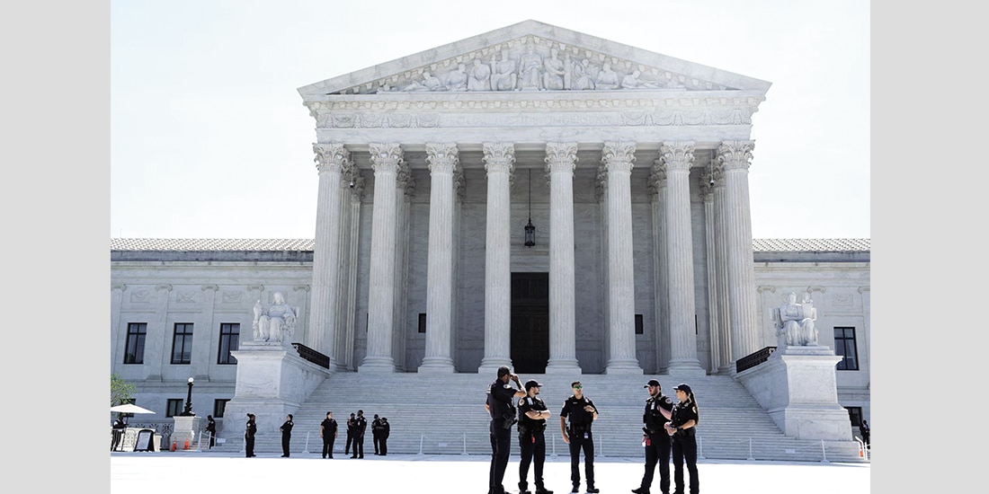 Agentes de policía frente a la Corte Suprema en Washington, ayer.