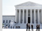 Agentes de policía frente a la Corte Suprema en Washington, ayer.