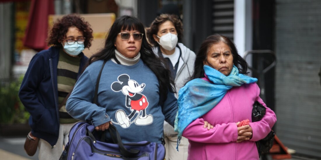 Mujeres transitan abrigadas por la capital mexicana.