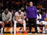 Jugadores de Lakers y su coach observan otra derrota.