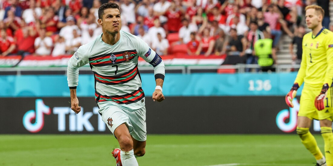 Cristiano Ronaldo celebra tras anotar el segundo gol de Portugal en la Eurocopa 2021