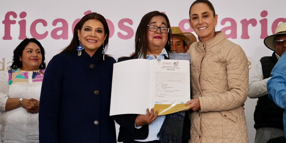 La Jefa de Gobierno, Clara Brugada, y la Presidenta Claudia Sheinbaum durante la entrega de certificados agrarios a mujeres en Tlalpan.