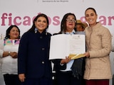 La Jefa de Gobierno, Clara Brugada, y la Presidenta Claudia Sheinbaum durante la entrega de certificados agrarios a mujeres en Tlalpan.