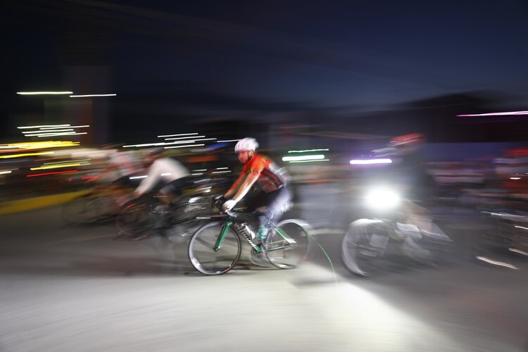Ciclistas y corredores avanzan hacia Altata durante la jornada deportiva contra las adicciones.