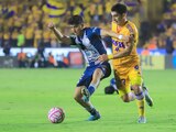Jesús Angulo, derecha, presiona a Kevin Álvarez, izquierda, en el Tigres vs Pachuca, cuartos de final ida Apertura 2022 de la Liga MX.