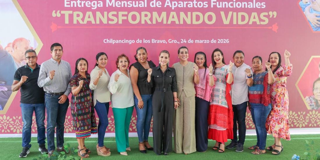 Evelyn Salgado entrega sillas de rueda, muletas y bastones a personas con discapacidad.