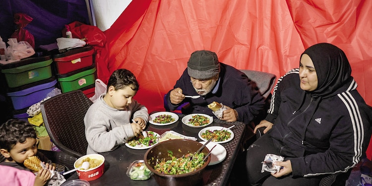 Una familia desplazada desayuna su Ramadán, en Beirut, ayer.