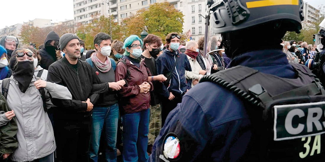 JÓVENES se enfrentan a la policía en un mitin en París, ayer.