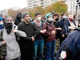 JÓVENES se enfrentan a la policía en un mitin en París, ayer.