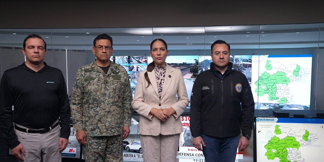 Al centro, la gobernadora de Guanajuato, Libia Dennise García Muñoz Ledo.