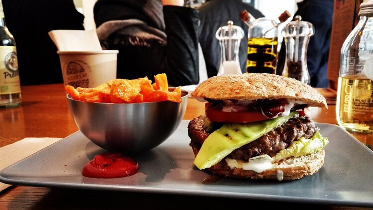 Los alimentos chatarra pueden agravar la diabetes.