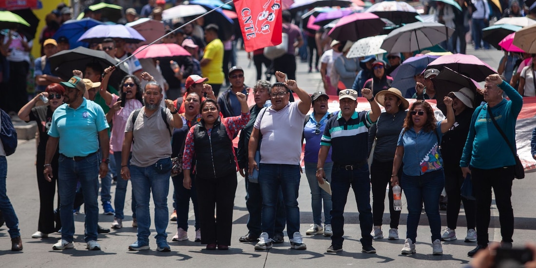 Integrantes de la CNTE, en un plantón instalado en la avenida Reforma.