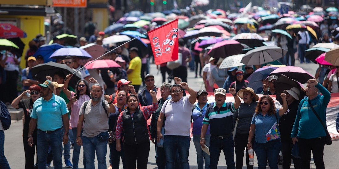 Integrantes de la CNTE, en un plantón instalado en la avenida Reforma.