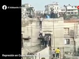 Hasta en las azoteas, policías persiguen a críticos y los golpean, ayer.