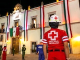 Personal de salud presente en la ceremonia del Grito de Independencia.