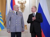 El presidente ruso, Vladimir Putin, y el coronel general, Sergei Surovikin en el Kremlin en Moscú, Rusia. 28 de diciembre de 2017.