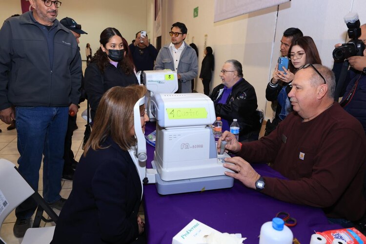 La gobernadora acudió a la Macro Jornada de Lentes Graduados reacondicionados y valoraciones visuales del Sistema Estatal para el Desarrollo Integral de la Familia