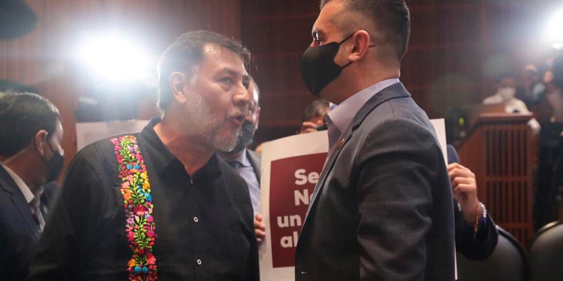 Los diputados Gerardo Fernández Noroña y Jorge Triana se encararon en la Cámara de Diputados durante la comparecencia del titular de la CFE, Manuel Bartlett Díaz.