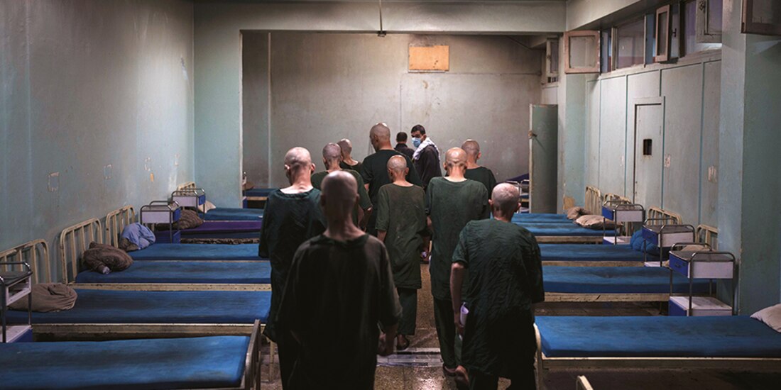 Personal médico brinda atención a pacientes en tratamiento de desintoxicación.