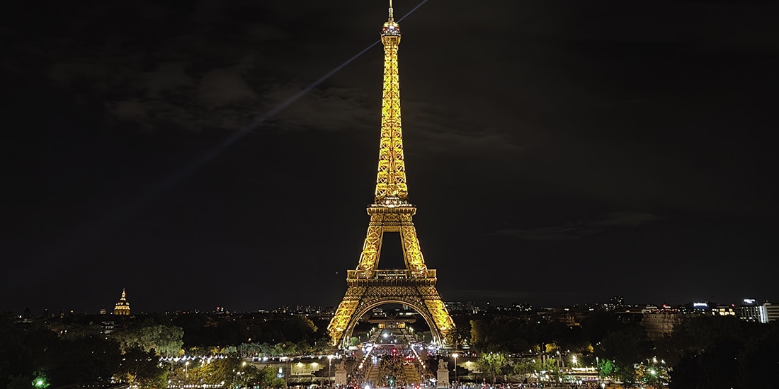 LA TORRE EIFFEL es el monumento más famoso y visitado de París.