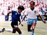 Diego Maradona esquiva a Trevor Steven durante el partido de cuartos de final entre Argentina e Inglaterra en el Mundial de México 1986.