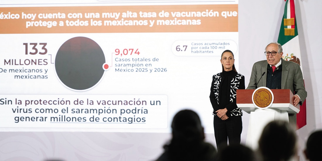 La Presidenta Claudia Sheinbaum y el titular de la Secretaría de Salud, David Kershenobich, ayer, en conferencia de prensa en Palacio Nacional.