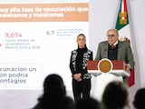 La Presidenta Claudia Sheinbaum y el titular de la Secretaría de Salud, David Kershenobich, ayer, en conferencia de prensa en Palacio Nacional.