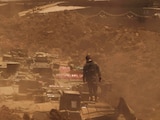 UN SOLDADO israelí trabaja en un tanque cerca de la frontera con Líbano, ayer.