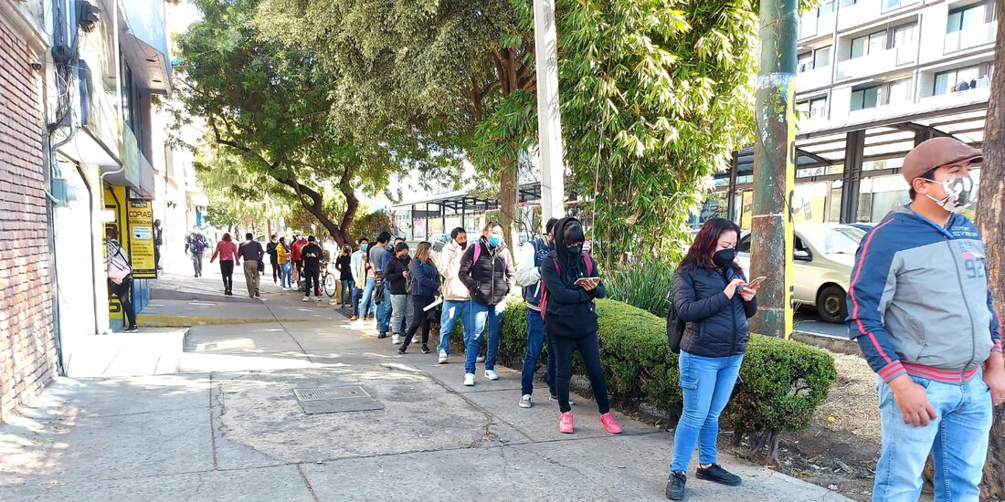 Unas 60 personas se formaron, ayer, en el módulo cercano al Metro Etiopía, para hacerse el test.