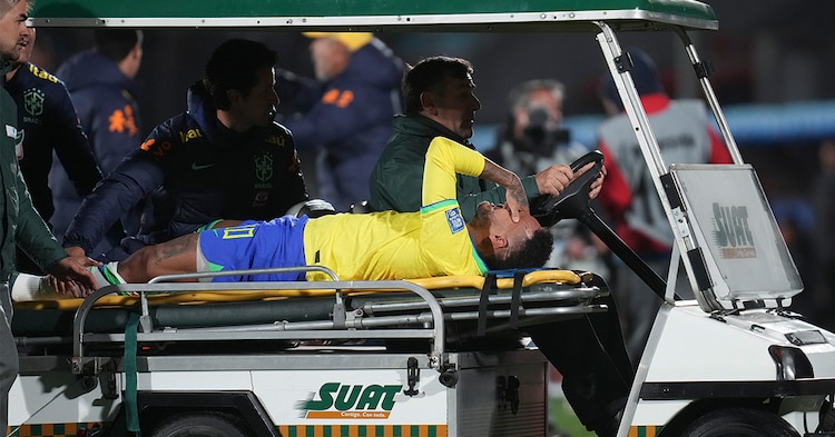 Neymar salió lesionado del partido entre Brasil y Uruguay.