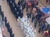 Hombres sospechosos de violar las reglas contra COVID-19 en China fueron obligados a un desfile de la humillación