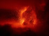 El volcán más activo de Europa, lanza columnas de humo y cenizas con sus erupciones, visto desde el Monte Salto Del Cane, Italia, el 12 de noviembre de 2023