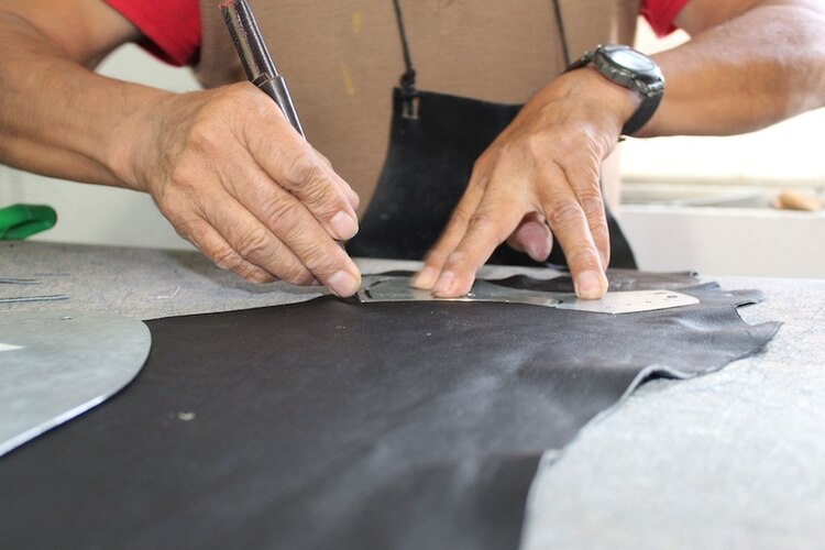 Trazan el diseño de los zapatos en la piel antes de elaborar el calzado.