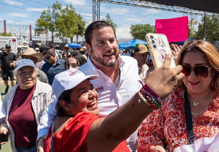 Ismael Burgeño con simpatizantes en Tijuana, Baja California.