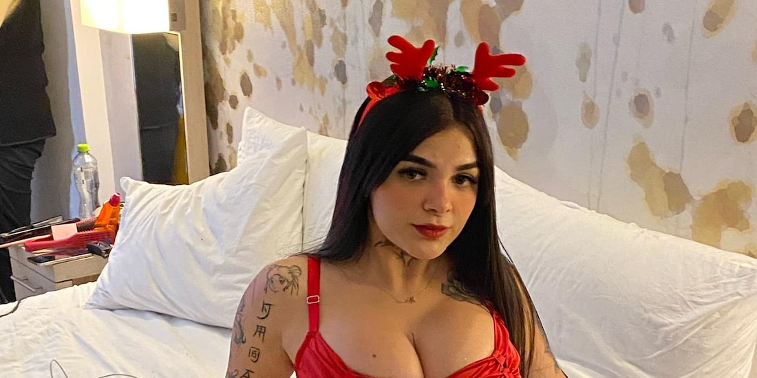 Karely Ruiz se desviste delante de sus fans