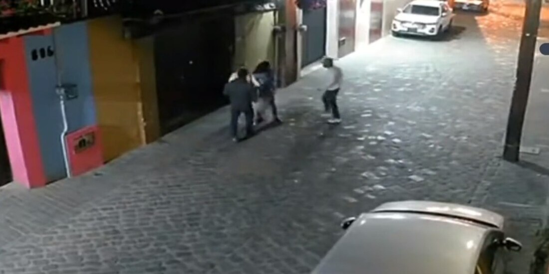 Con gritos de auxilio, una mujer intenta que 2 ladrones no la asalten; huyeron con sus pertenencias