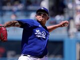 Julio Urías, abridor de los Dodgers de Los Ángeles, lanza durante la segunda entrada del juego ante los Rockies de Colorado, el domingo 13 de agosto de 2023, en Los Ángeles.