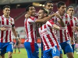 Futbolistas de Chivas festejan un gol contra el Necaxa en el repechaje del Torneo Guard1anes 2020 de la Liga MX.