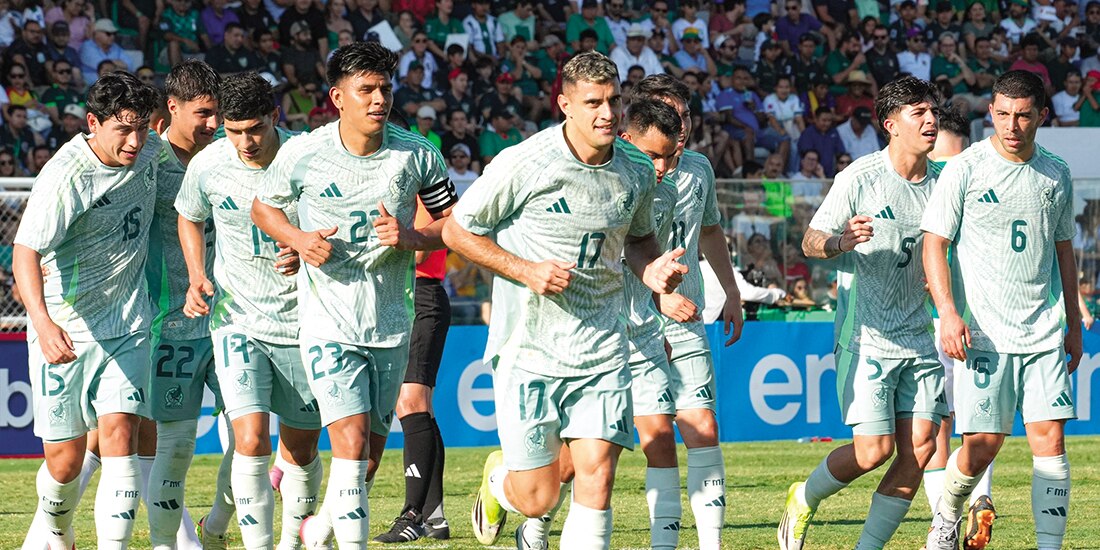 Berterame y sus compañeros después de celebrar el triunfo de ayer en Bolivia.