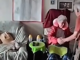 Abuelitos se protegen en terremotos de Venezuela