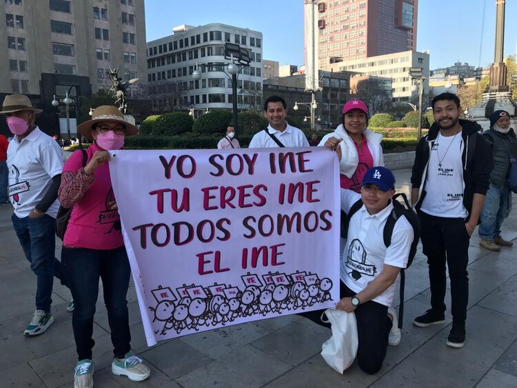 Con pancartas, ciudadanos se pronuncian a favor del INE.