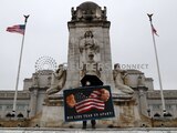 Un manifestante cerca del Capitolio, en el tercer día del segundo juicio político del expresidente de los Estados Unidos, Donald Trump.