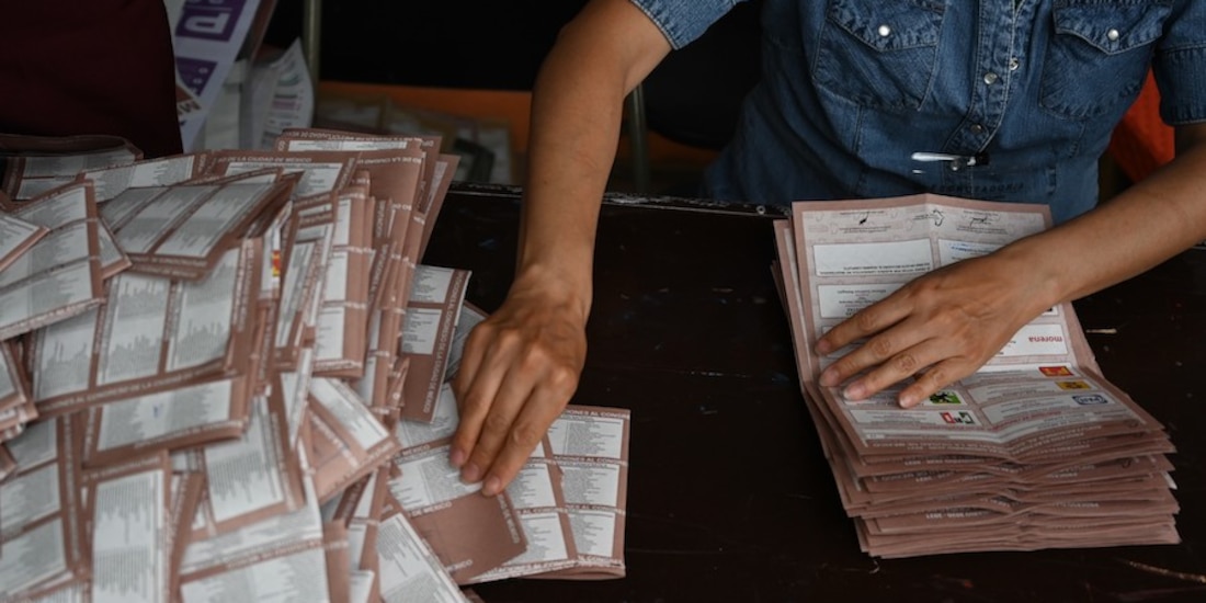Un conteo de boletas electorales, en la imagen ilustrativa