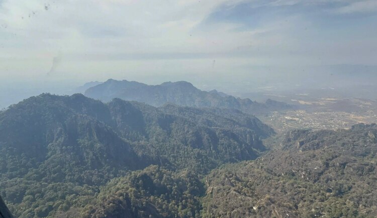 Toma aérea de Tepoztlán en la que se ve el humo de los siniestros, ayer.