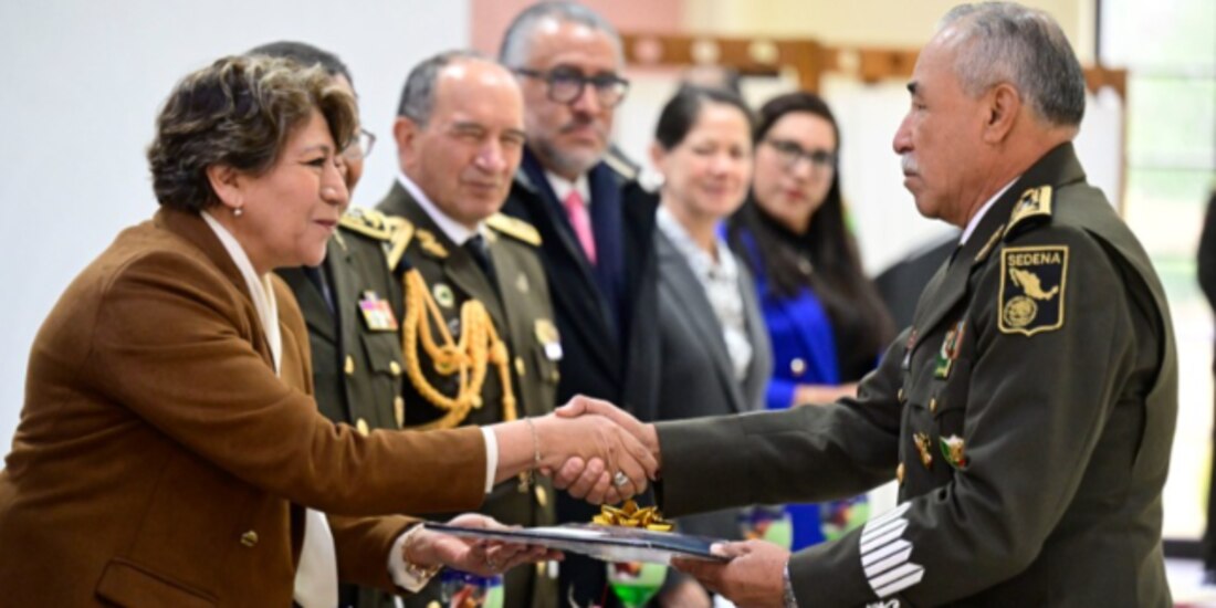 La gobernadora Delfina Gómez, ayer, en la entrega de reconocimientos a militares.