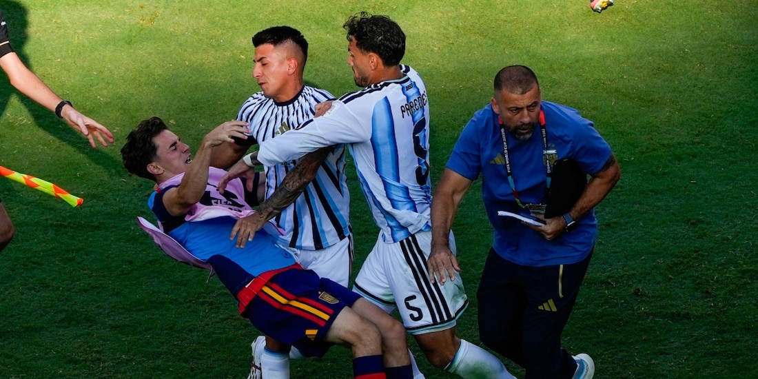 Leandro Paredes empuja a Gavi en la final de la Copa del Mundo 2026