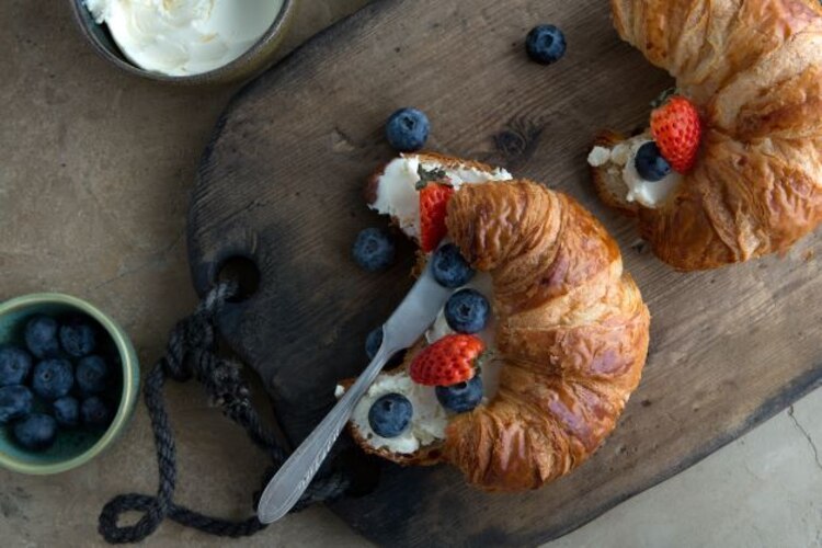 Croissant de queso crema con frutos rojos