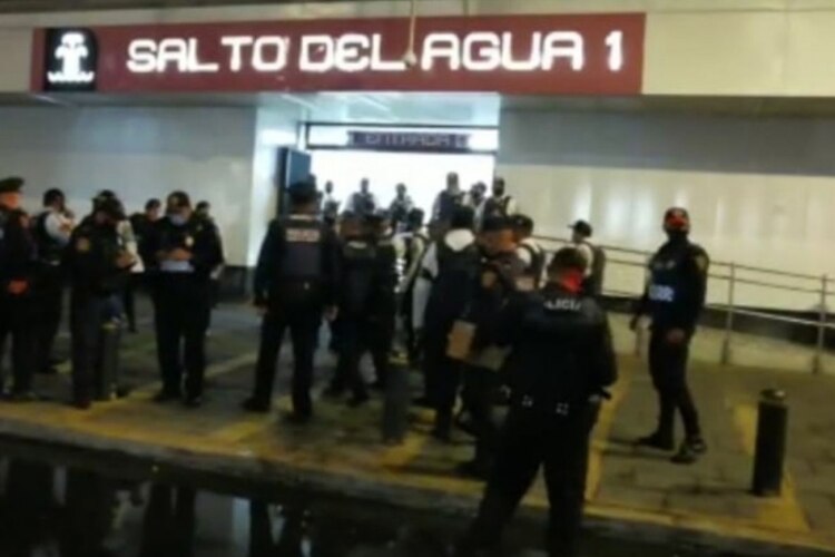 Concentración de uniformados en la estación Salto del Agua